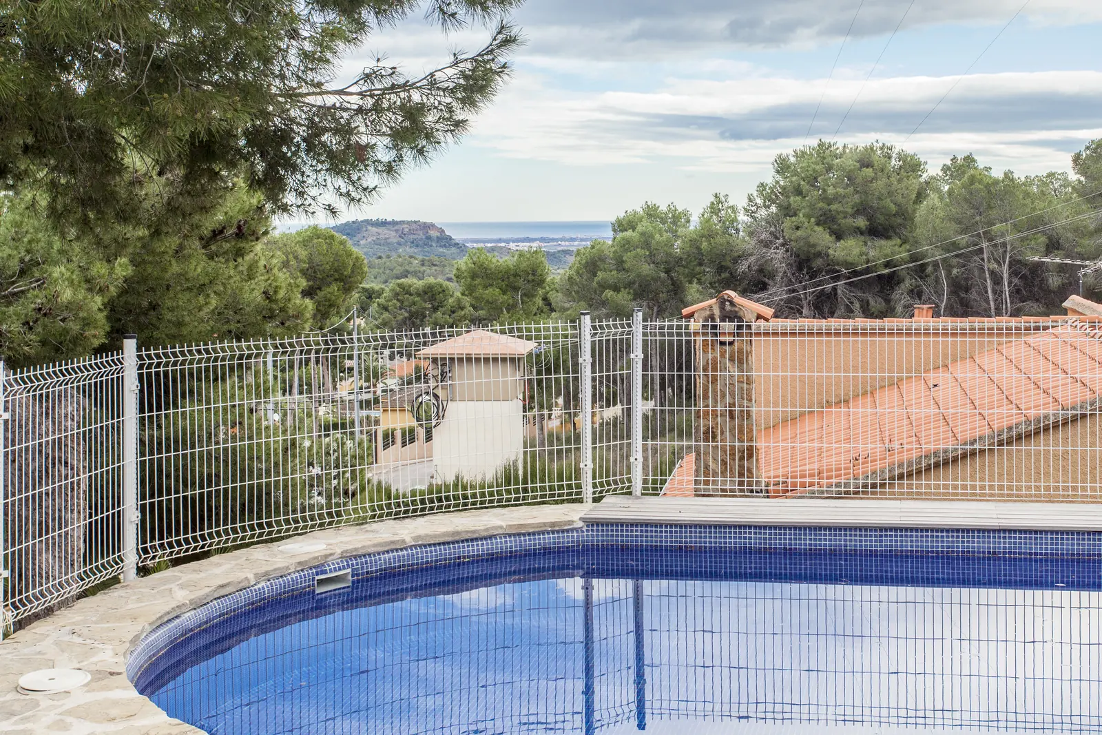 Piscina privada de Ca Carmela abierta a las vistas del entorno