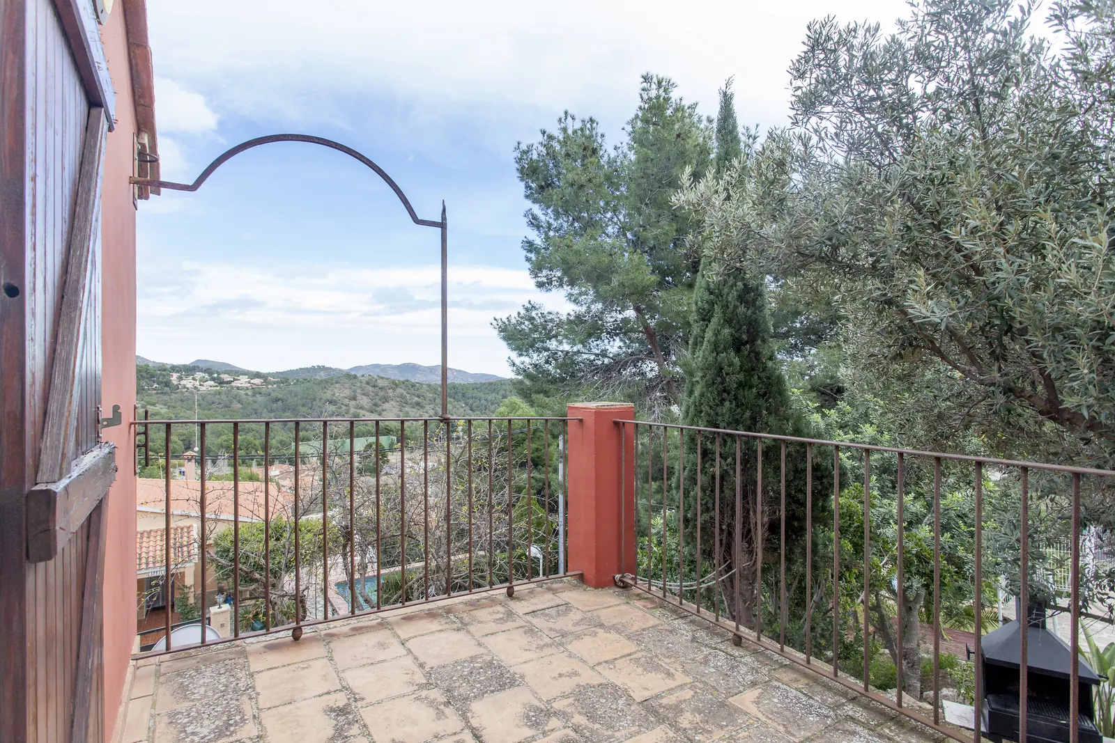 Terraza de Ca Carmela con vistas hacia la Sierra Calderona