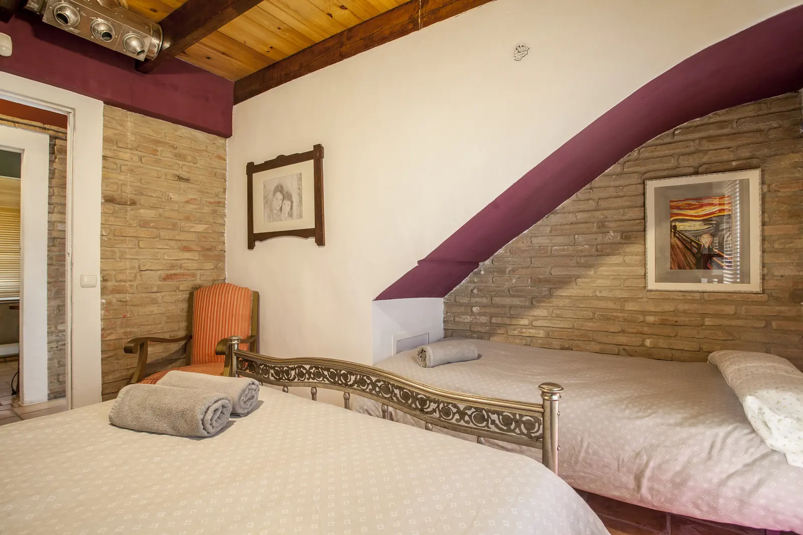 Dormitorio de Ca Carmela con cama de matrimonio