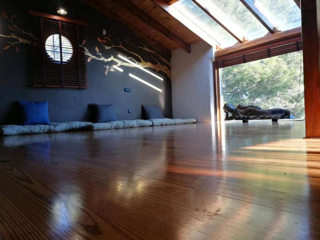 Sala abuhardillada de Ca Carmela con zona de descanso