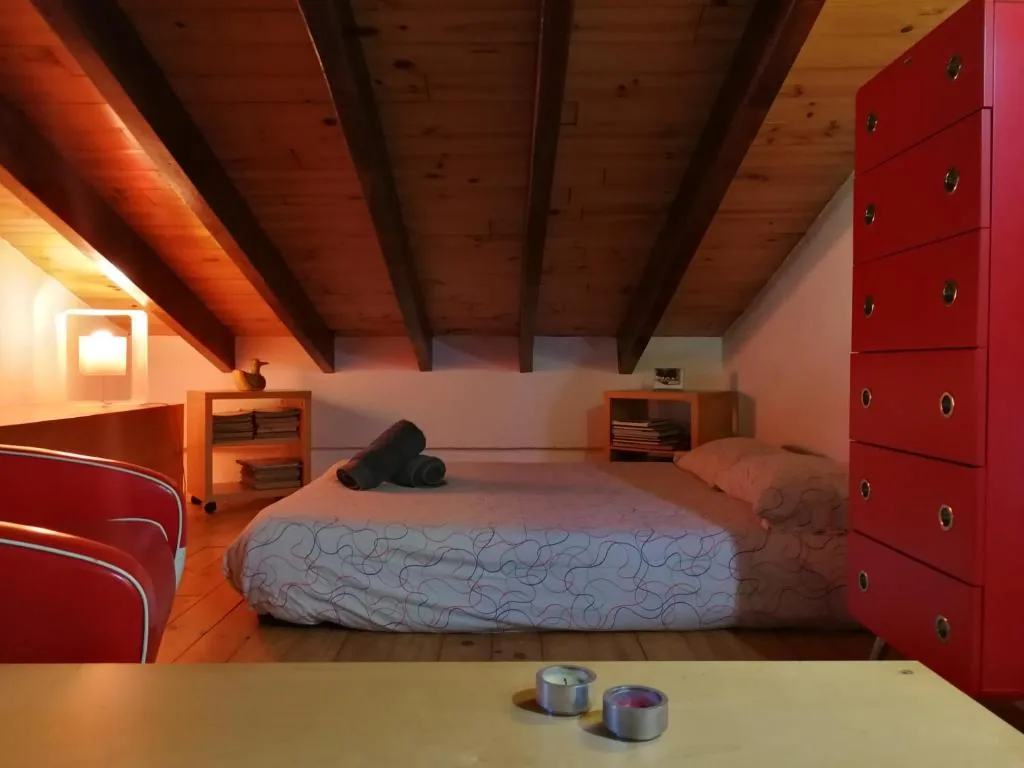 Dormitorio abuhardillado de Ca Carmela en la planta superior